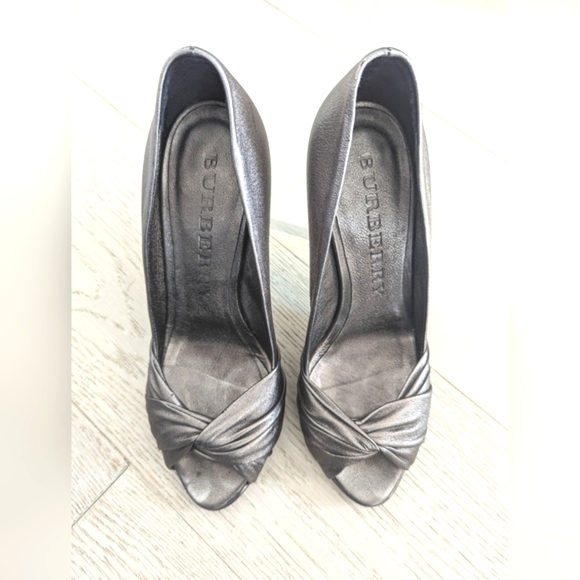 BURBERRY ITCALFAR14STE Metallic Taupe Leather Open-Toe Pumps, Twist Detail; 38 - Picture 4 of 16